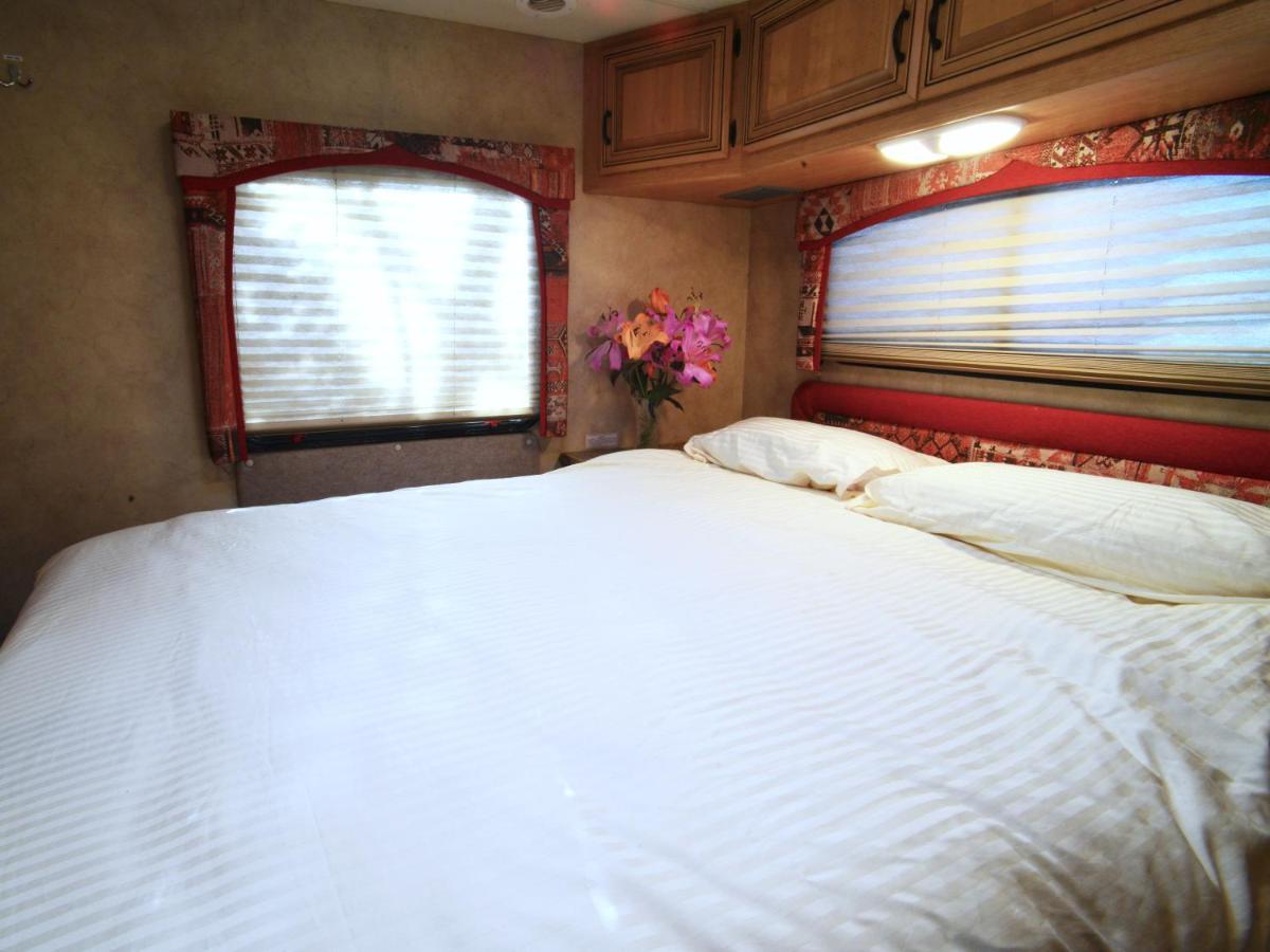 Luxury American Rv With Hot Tub West Chiltington Екстер'єр фото